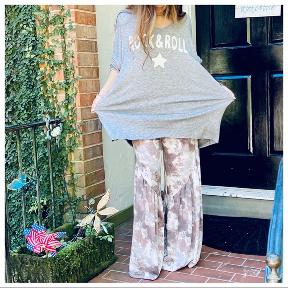 Made in Italy Rock and Roll soft loose Fit sweater - Picture 5 of 9